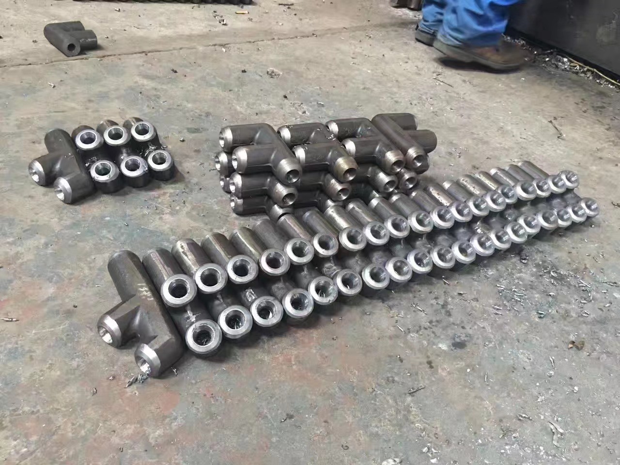 Φ63.5×8 （SA-210C)管壁厚度均勻，材質(zhì)符合要求，管壁厚度不超8.1mm，兩管中心距89mm，，鰭片厚度6mm，管長度6M,每排6根管束，管口鰭片據(jù)管口留50mm的距離便于焊接
